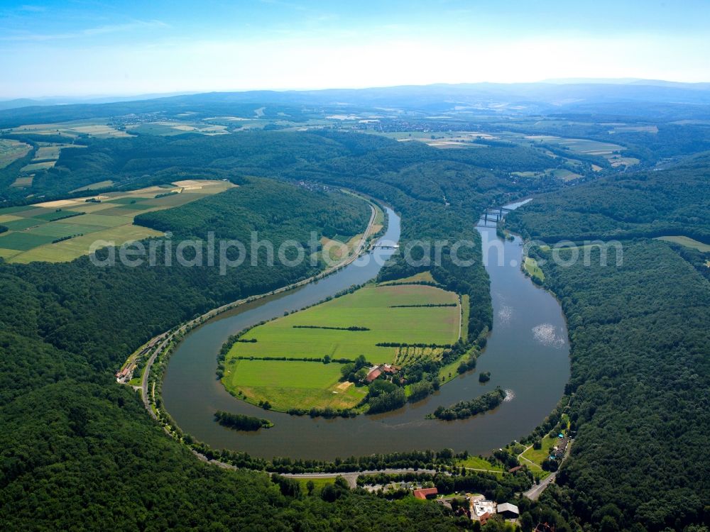 Simmershausen from the bird's eye view: The river Fulda in Simmershausen in the county of Fuldatal - Fulda Valley - in the state of Hesse. View of the peninsula of the nature reserve and wildlife sanctuary Kragenhof. The river runs in a horseshoebend past the village of Simmershausen southwards