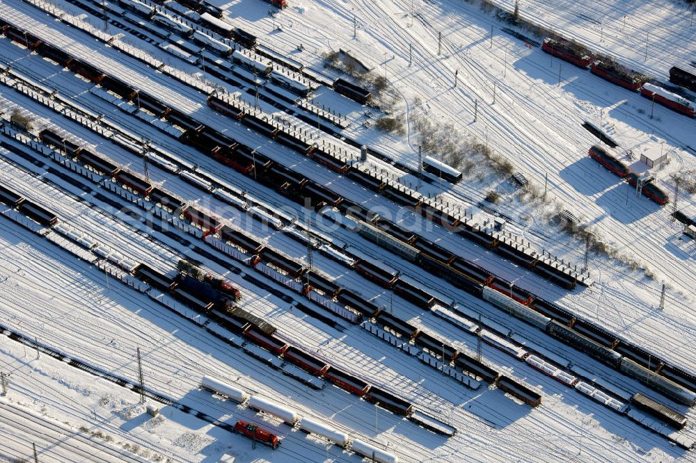 Oberhausen from above - View at the tracks of the snow-covered station Oberhausen-Osterfeld Süd in winter. He is one of the largest marshalling yards of the Ruhr area. At the same time he is also a stop in the rail passenger transport