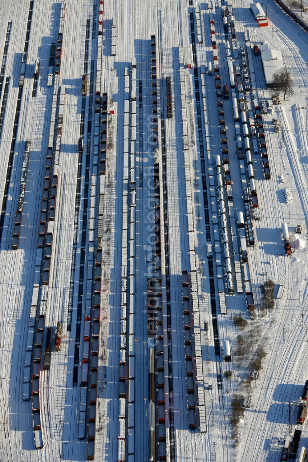 Oberhausen from the bird's eye view: View at the tracks of the snow-covered station Oberhausen-Osterfeld Süd in winter. He is one of the largest marshalling yards of the Ruhr area. At the same time he is also a stop in the rail passenger transport