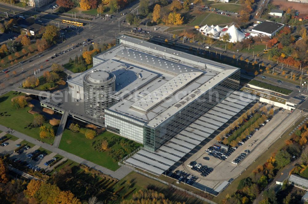 Dresden from above - Blick auf die Gläserne Manufaktur, eine Autofabrik des Volkswagen / VW Konzern. 1999 wurde am Straßburger Platz mit dem Bau begonnen und 2001 wurde sie eröffnet. Die Halle dient sowohl als Herstellungsort für Autos, als auch als Ausstellungsort und Theater. Kontakt: Automobilmanufaktur Dresden GmbH, Lennéstraße, 01069 Dresden, Tel. 0351 / 4 20 40,