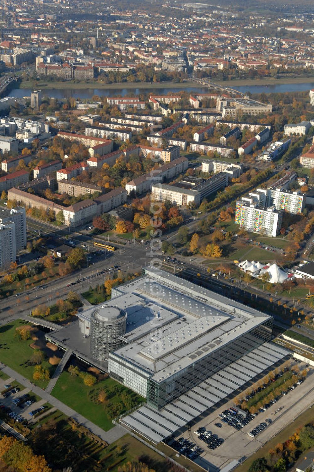 Dresden from the bird's eye view: Blick auf die Gläserne Manufaktur, eine Autofabrik des Volkswagen / VW Konzern. 1999 wurde am Straßburger Platz mit dem Bau begonnen und 2001 wurde sie eröffnet. Die Halle dient sowohl als Herstellungsort für Autos, als auch als Ausstellungsort und Theater. Kontakt: Automobilmanufaktur Dresden GmbH, Lennéstraße, 01069 Dresden, Tel. 0351 / 4 20 40,