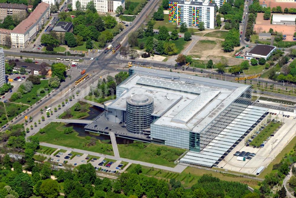 Dresden from above - Die Gläserne Manufaktur (VW-Werk) am Großen Garten in Dresden. Sie wurde in den Jahren 2000 bis 2002 vom Architekten Gunther Henn erbaut. Kontakt VW-Werk: Automobilmanufaktur Dresden GmbH, Frau Jana Schulz (Kommunikationsplanung), Lennéestr. 1, 01069 Dresden, webmaster@glaesernemanufaktur.de,