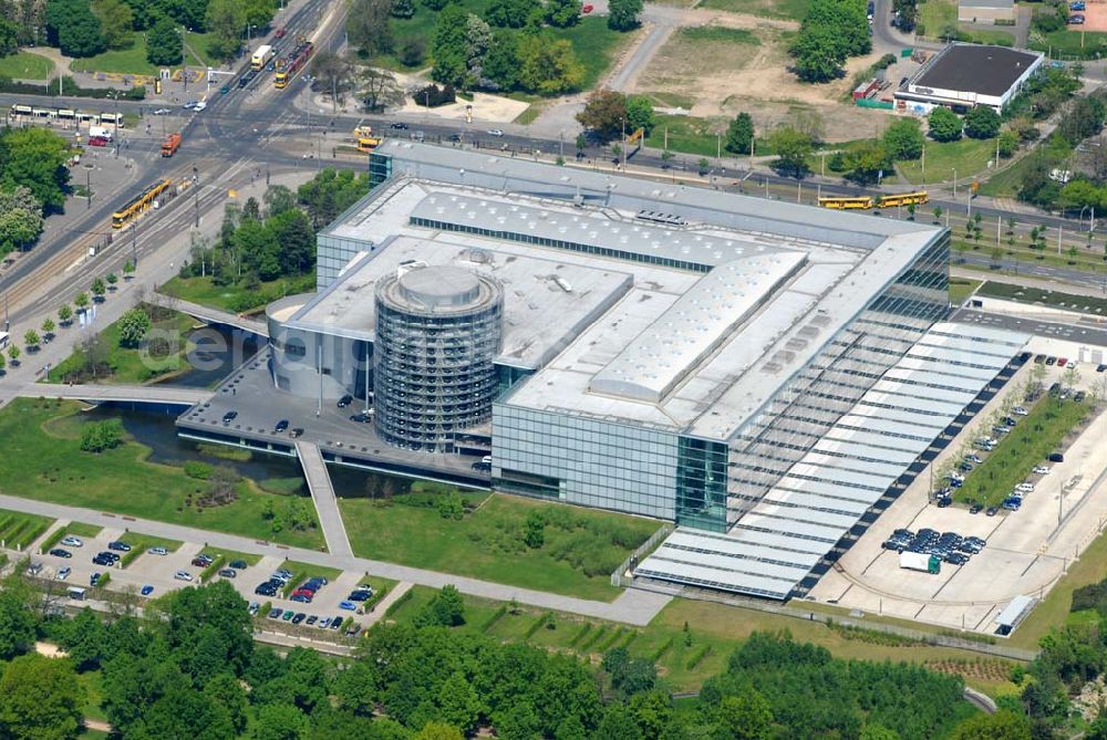 Dresden from the bird's eye view: Die Gläserne Manufaktur (VW-Werk) am Großen Garten in Dresden. Sie wurde in den Jahren 2000 bis 2002 vom Architekten Gunther Henn erbaut. Kontakt VW-Werk: Automobilmanufaktur Dresden GmbH, Frau Jana Schulz (Kommunikationsplanung), Lennéestr. 1, 01069 Dresden, webmaster@glaesernemanufaktur.de,