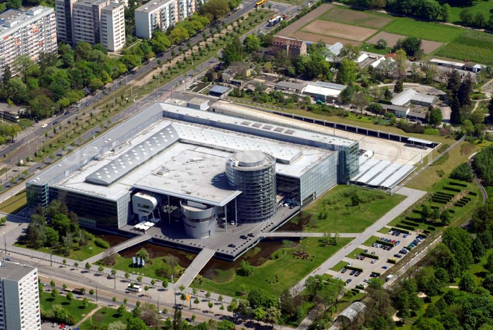 Aerial image Dresden - Die Gläserne Manufaktur (VW-Werk) am Großen Garten in Dresden. Sie wurde in den Jahren 2000 bis 2002 vom Architekten Gunther Henn erbaut. Kontakt VW-Werk: Automobilmanufaktur Dresden GmbH, Frau Jana Schulz (Kommunikationsplanung), Lennéestr. 1, 01069 Dresden, webmaster@glaesernemanufaktur.de,