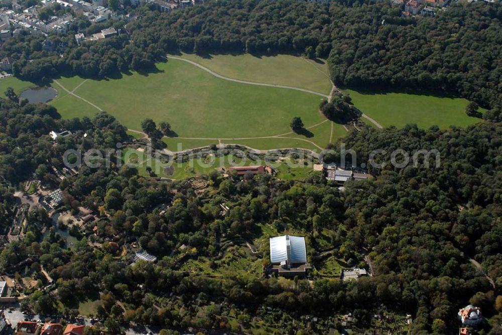 Aerial image Leipzig - Blick auf die Grünflächenanlage Grüne Wiese und den Zoo Leipzig. Der Zoo befindet sich im Inneren der Stadt und wird zur Zeit umgebaut. Künftig soll es 6 Themenwelten geben, die Schritt für Schritt realisiert werden. Als erster fertiger Abschnitt wurde 2001 das Pongoland, die Menschenaffenanlage, eröffnet. Kontakt: Zoologischer Garten Leipzig, Pfaffendorfer Straße 29 , 04105 Leipzig - Telefon: 0341.5933385;