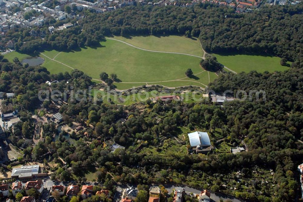 Aerial photograph Leipzig - Blick auf die Grünflächenanlage Grüne Wiese und den Zoo Leipzig. Der Zoo befindet sich im Inneren der Stadt und wird zur Zeit umgebaut. Künftig soll es 6 Themenwelten geben, die Schritt für Schritt realisiert werden. Als erster fertiger Abschnitt wurde 2001 das Pongoland, die Menschenaffenanlage, eröffnet. Kontakt: Zoologischer Garten Leipzig, Pfaffendorfer Straße 29 , 04105 Leipzig - Telefon: 0341.5933385;