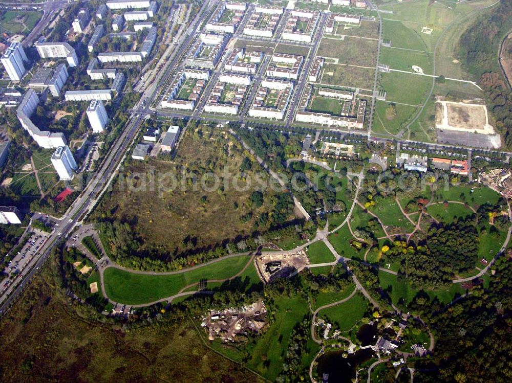 Berlin-Marzahn from the bird's eye view: Mit 2,7 Hektar ist er der größte chinesische Garten in Europa. Er enstand in engseter Kooperation mit der Partnerstadt Peking. Alle Gebäudeteile unf Steine wurden eingeführt. Grün Berlin Park und Garten GmbH, Sangerhauserweg 1, 12349 Berlin, Tel.: 030/700 906-0, Fax: 030/700 906-70, info@gruen-berlin.de