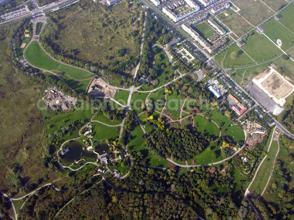 Aerial photograph Berlin-Marzahn - Mit 2,7 Hektar ist er der größte chinesische Garten in Europa. Er enstand in engseter Kooperation mit der Partnerstadt Peking. Alle Gebäudeteile unf Steine wurden eingeführt. Grün Berlin Park und Garten GmbH, Sangerhauserweg 1, 12349 Berlin, Tel.: 030/700 906-0, Fax: 030/700 906-70, info@gruen-berlin.de