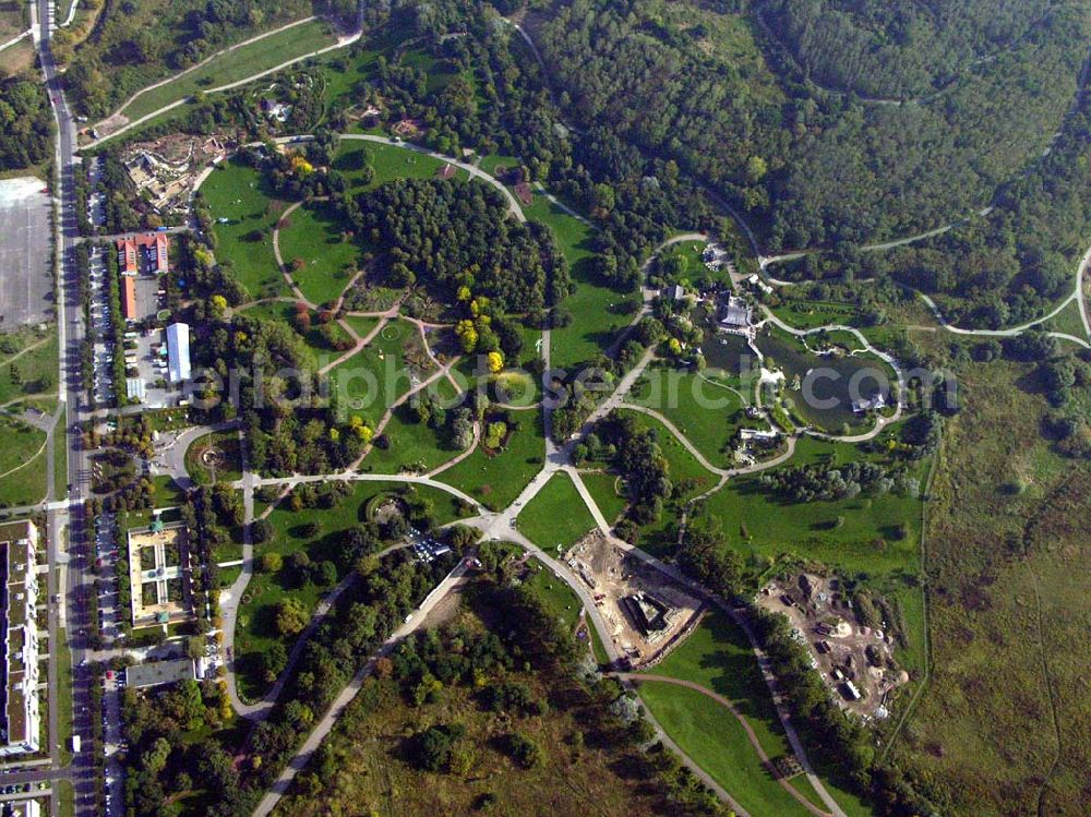 Aerial photograph Berlin-Marzahn - Mit 2,7 Hektar ist er der größte chinesische Garten in Europa. Er enstand in engseter Kooperation mit der Partnerstadt Peking. Alle Gebäudeteile unf Steine wurden eingeführt. Grün Berlin Park und Garten GmbH, Sangerhauserweg 1, 12349 Berlin, Tel.: 030/700 906-0, Fax: 030/700 906-70, info@gruen-berlin.de