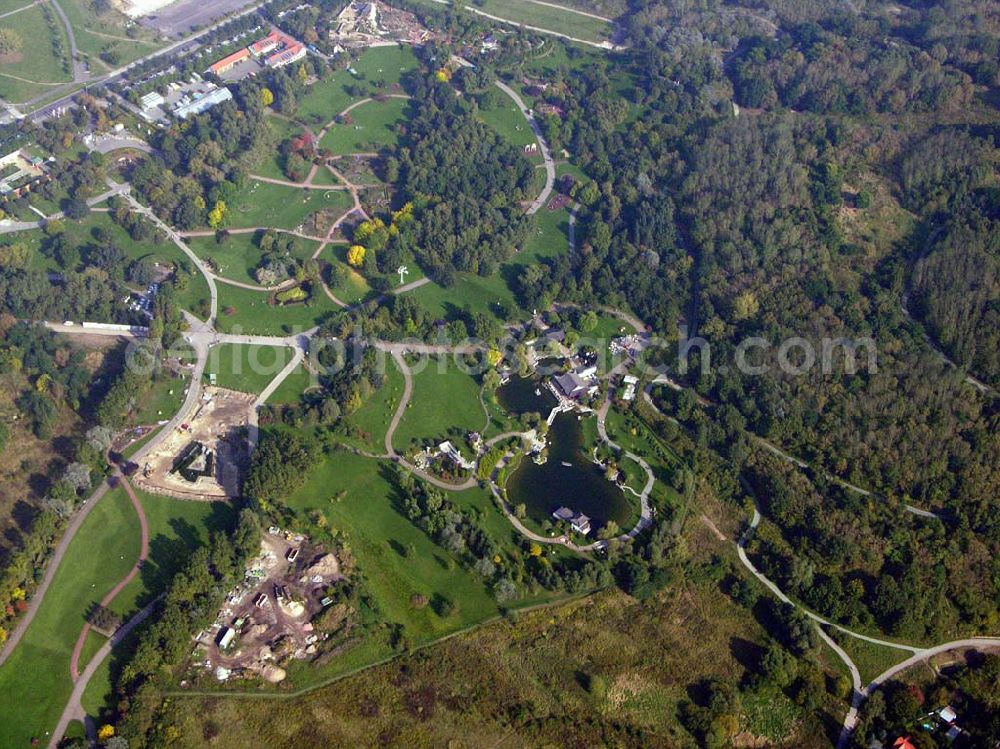 Berlin-Marzahn from above - Mit 2,7 Hektar ist er der größte chinesische Garten in Europa. Er enstand in engseter Kooperation mit der Partnerstadt Peking. Alle Gebäudeteile unf Steine wurden eingeführt. Grün Berlin Park und Garten GmbH, Sangerhauserweg 1, 12349 Berlin, Tel.: 030/700 906-0, Fax: 030/700 906-70, info@gruen-berlin.de