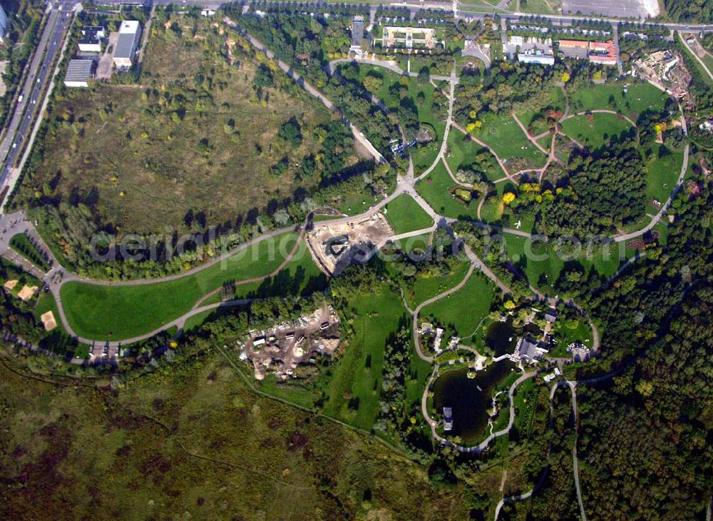 Aerial image Berlin-Marzahn - Mit 2,7 Hektar ist er der größte chinesische Garten in Europa. Er enstand in engseter Kooperation mit der Partnerstadt Peking. Alle Gebäudeteile unf Steine wurden eingeführt. Grün Berlin Park und Garten GmbH, Sangerhauserweg 1, 12349 Berlin, Tel.: 030/700 906-0, Fax: 030/700 906-70, info@gruen-berlin.de