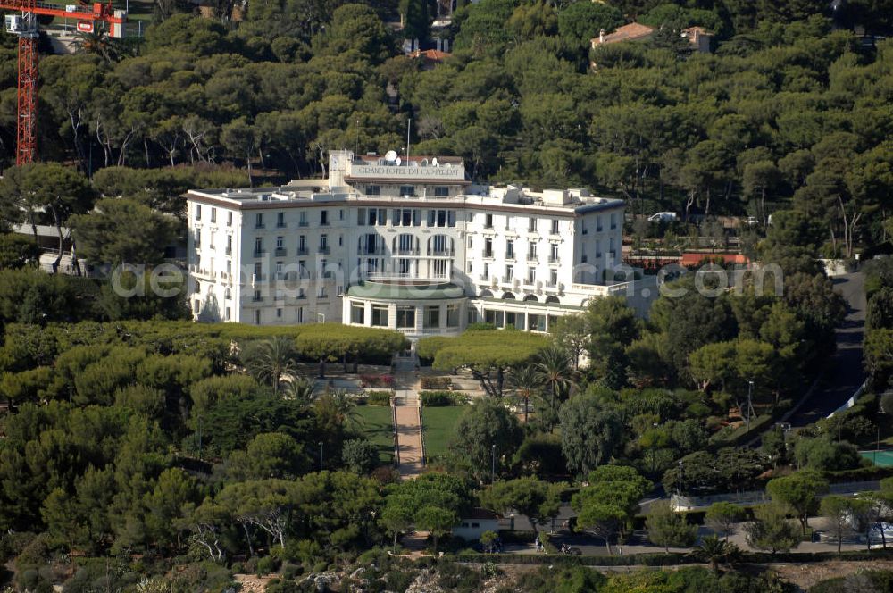 Aerial image Antibes - Blick auf das Chateau de la Croë am Cap d' Antibes im Stadtteil Juan-les-Pins von Antibes. Das Chateau de la Croë befindet sich am Cap d' Antibes zwischen Nice und Cannes. Es steht in unmittelbarer Nachbarschaft von der Villa Eilenroc. 1867 wurde es von Charles Garniet erbaut.Juan-les-Pins ist ein Seebad an der Cote d' Azur. Der Ort gehört zur Stadt Antibes und liegt im Département Alpes-Maritimes in der Région Provence-Alpes-Cote d' Azur. Die Gemeinde hat zusammen mit Antibes etwa 74.000 Einwohner und nennt sich offiziell Antibes Juan-les-Pins. Nach Nizza sind es etwa 20 Kilometer und nach Cannes gut zwölf Kilometer.