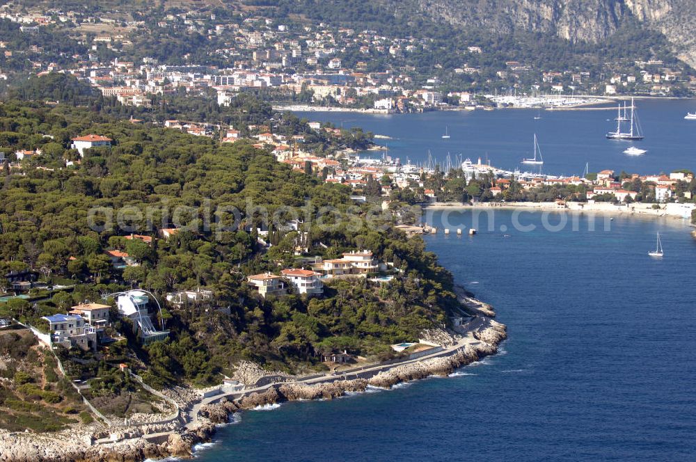 Saint-Jean-Cap-Ferrat from the bird's eye view: Blick auf die Spitze Saint Hospice der Halbinsel Saint-Jean-Cap-Ferrat und die Hafeneinfahrt. Das Cap Ferrat ist eine Halbinsel an der Cote d'Azur. Sie liegt zwischen Nizza und Monaco. Es trennt Beaulieu-sur-Mer und Villefranche-sur-Mer. Der Ort Saint-Jean-Cap-Ferrat erstreckt sich an seinem Ostufer. Die ganze Halbinsel kann auf einem Fußweg umrundet werden. An ihrer Spitze steht ein Leuchtturm als Hafenwegweiser.