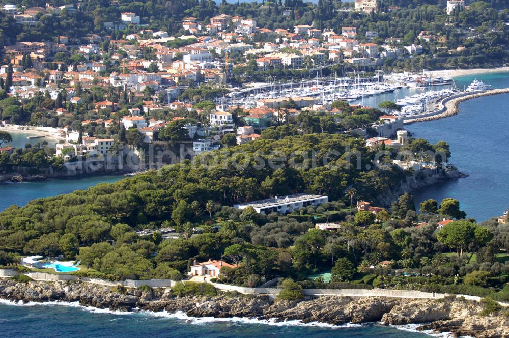 Aerial image Saint-Jean-Cap-Ferrat - Blick auf die Halbinsel Saint-Jean-Cap-Ferrat und den Hafen. Das Cap Ferrat ist eine Halbinsel an der Cote d'Azur. Sie liegt zwischen Nizza und Monaco. Es trennt Beaulieu-sur-Mer und Villefranche-sur-Mer. Der Ort Saint-Jean-Cap-Ferrat erstreckt sich an seinem Ostufer. Die ganze Halbinsel kann auf einem Fußweg umrundet werden. An ihrer Spitze steht ein Leuchtturm als Hafenwegweiser.