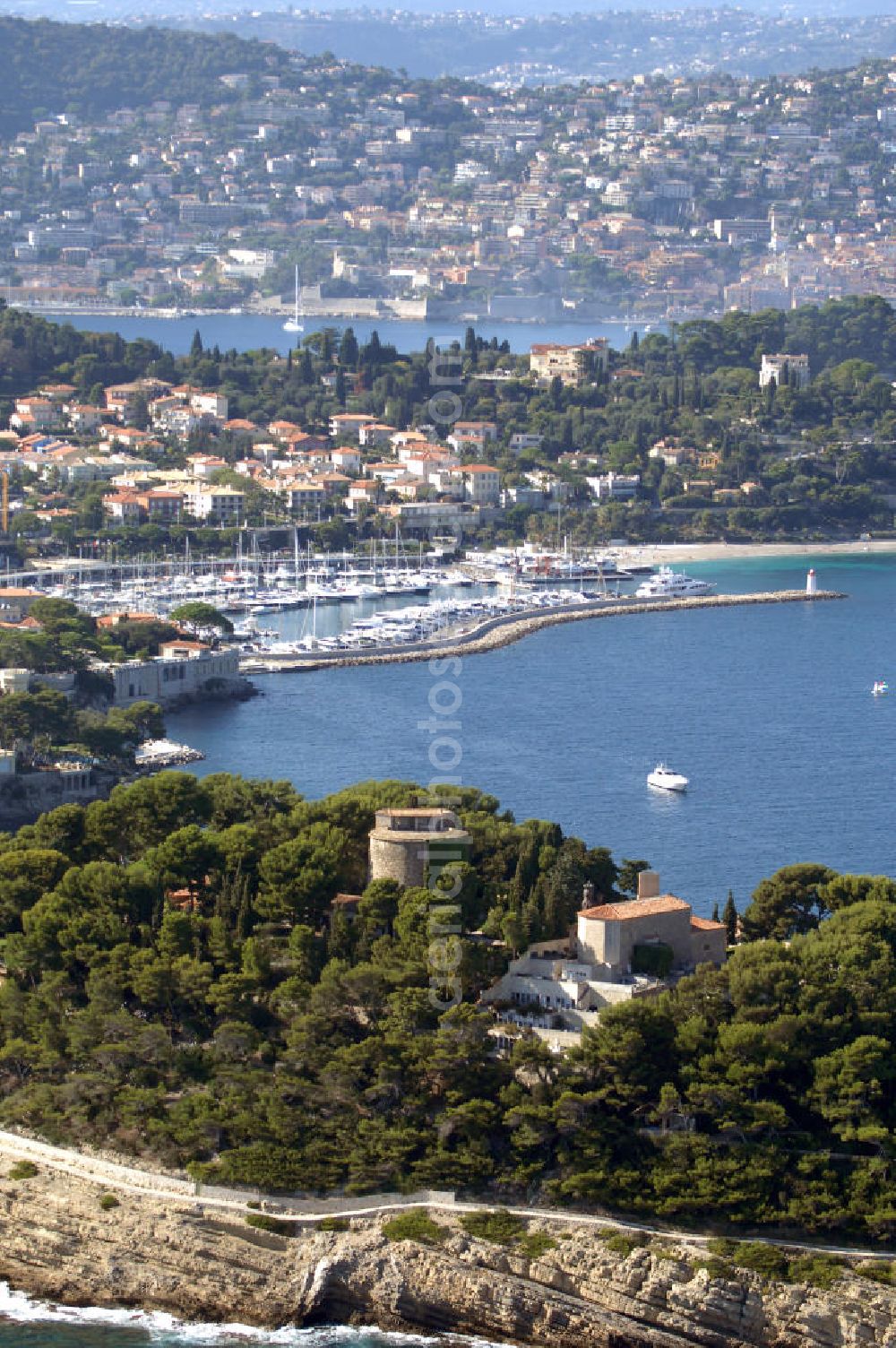 Saint-Jean-Cap-Ferrat from the bird's eye view: Blick auf die Halbinsel Saint-Jean-Cap-Ferrat und den Hafen. Das Cap Ferrat ist eine Halbinsel an der Cote d'Azur. Sie liegt zwischen Nizza und Monaco. Es trennt Beaulieu-sur-Mer und Villefranche-sur-Mer. Der Ort Saint-Jean-Cap-Ferrat erstreckt sich an seinem Ostufer. Die ganze Halbinsel kann auf einem Fußweg umrundet werden. An ihrer Spitze steht ein Leuchtturm als Hafenwegweiser.