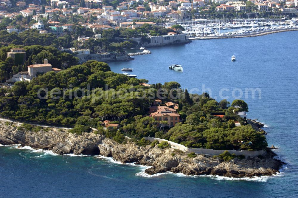 Aerial photograph Saint-Jean-Cap-Ferrat - Blick auf die Halbinsel Saint-Jean-Cap-Ferrat und den Hafen. Das Cap Ferrat ist eine Halbinsel an der Cote d'Azur. Sie liegt zwischen Nizza und Monaco. Es trennt Beaulieu-sur-Mer und Villefranche-sur-Mer. Der Ort Saint-Jean-Cap-Ferrat erstreckt sich an seinem Ostufer. Die ganze Halbinsel kann auf einem Fußweg umrundet werden. An ihrer Spitze steht ein Leuchtturm als Hafenwegweiser.