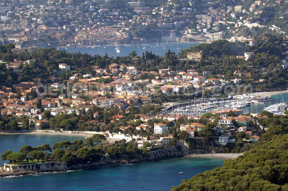 Saint-Jean-Cap-Ferrat from the bird's eye view: Blick auf die Halbinsel Saint-Jean-Cap-Ferrat und den Hafen. Das Cap Ferrat ist eine Halbinsel an der Cote d'Azur. Sie liegt zwischen Nizza und Monaco. Es trennt Beaulieu-sur-Mer und Villefranche-sur-Mer. Der Ort Saint-Jean-Cap-Ferrat erstreckt sich an seinem Ostufer. Die ganze Halbinsel kann auf einem Fußweg umrundet werden. An ihrer Spitze steht ein Leuchtturm als Hafenwegweiser.