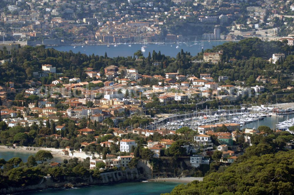 Aerial image Saint-Jean-Cap-Ferrat - Blick auf die Halbinsel Saint-Jean-Cap-Ferrat und den Hafen. Das Cap Ferrat ist eine Halbinsel an der Cote d'Azur. Sie liegt zwischen Nizza und Monaco. Es trennt Beaulieu-sur-Mer und Villefranche-sur-Mer. Der Ort Saint-Jean-Cap-Ferrat erstreckt sich an seinem Ostufer. Die ganze Halbinsel kann auf einem Fußweg umrundet werden. An ihrer Spitze steht ein Leuchtturm als Hafenwegweiser.