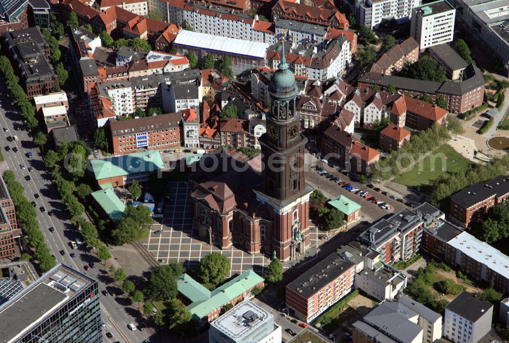 Hamburg from above - Die evangelische Hauptkirche Sankt Michaelis, genannt „Michel“, ist die bekannteste Kirche Hamburgs und ein Wahrzeichen der Hansestadt, da sie für Seeleute auf einlaufenden Schiffen gut sichtbar ist. Sie gilt als bedeutendste Barockkirche Norddeutschlands und ist dem Erzengel Michael geweiht, der als große Bronzestatue über dem Hauptportal steht. Der Michel steht in der südlichen Neustadt zwischen Ludwig-Erhard-Straße, Krayenkamp und Englischer Planke. The main Protestant church of St. Michaelis, called Michel is the most famous church in Hamburg and a emblem of the Hanseatic city, because for the seamen it is easy to see.