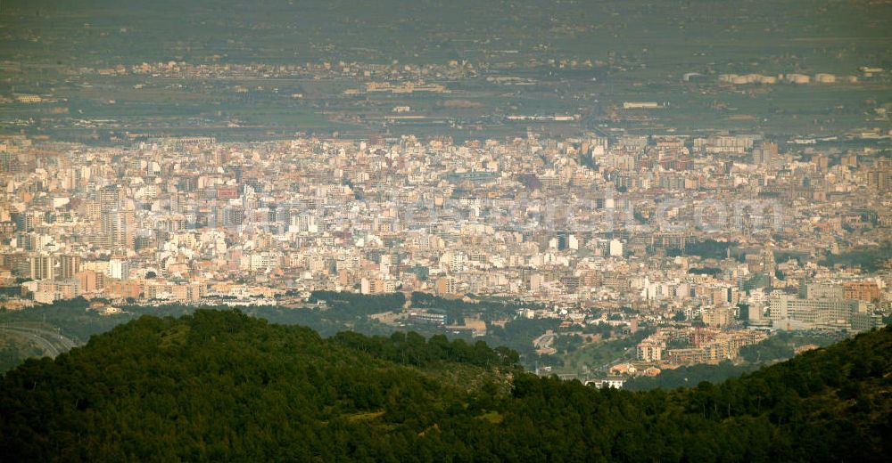 Palma from above - Die Hauptstadt Palma (früher Palma de Mallorca) der spanischen Mittelmeerinsel Mallorca. The capital city Palma of the spanish island Majorca.