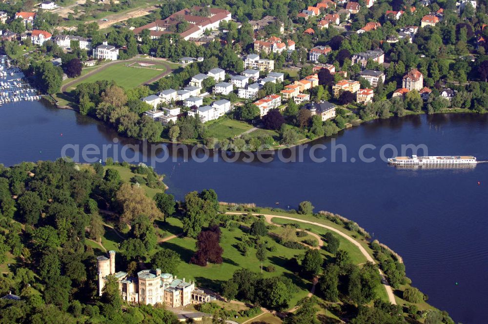 Potsdam Babelsberg from the bird's eye view: Die Havel am Park Babelsberg mit dem Schloß Babelsberg. The Havel at the Park Babelsberg in Potsdam.