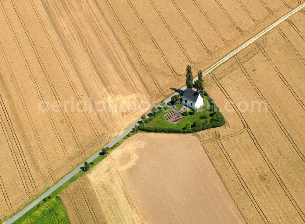 Aerial image Mertloch - The chapel is located outside the village Mertloch. The chapel is surrounded by farmland. An evergreen hedge surrounds the small area. The chapel is reached by a road, dirt road