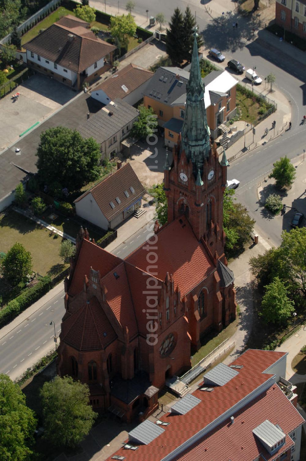 Bernau from above - Blick auf die Herz-Jesu-Kirche. Die katholische Pfarrkirche wurde in den Jahren 1907 und 1908 gebaut, als Ersatz für die zuvor abgebrannte St.-Bonifatius-Kapelle. Die Pläne für die Hallenkirche im Stil norddeutscher Backsteingotik stammen von Paul Ueberholz. In den 1960er Jahren wurde der Innenraum der Kirche umgestalltet. Der Turm der Kirche ist 66 m hoch. Seit 1977 steht die Herz-Jesu-Kirche unter Denkmalschutz. Kontakt: Pfarrkirche Herz-Jesu Bernau. Börnicker Straße 12, 16321 Bernau