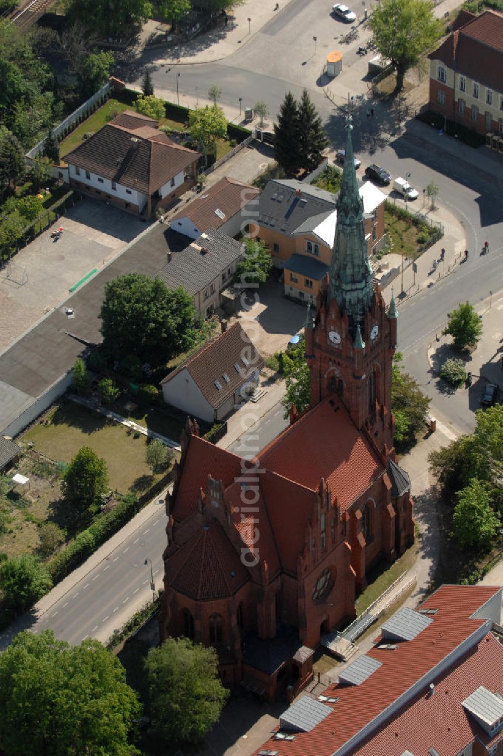 Bernau from the bird's eye view: Blick auf die Herz-Jesu-Kirche. Die katholische Pfarrkirche wurde in den Jahren 1907 und 1908 gebaut, als Ersatz für die zuvor abgebrannte St.-Bonifatius-Kapelle. Die Pläne für die Hallenkirche im Stil norddeutscher Backsteingotik stammen von Paul Ueberholz. In den 1960er Jahren wurde der Innenraum der Kirche umgestalltet. Der Turm der Kirche ist 66 m hoch. Seit 1977 steht die Herz-Jesu-Kirche unter Denkmalschutz. Kontakt: Pfarrkirche Herz-Jesu Bernau. Börnicker Straße 12, 16321 Bernau