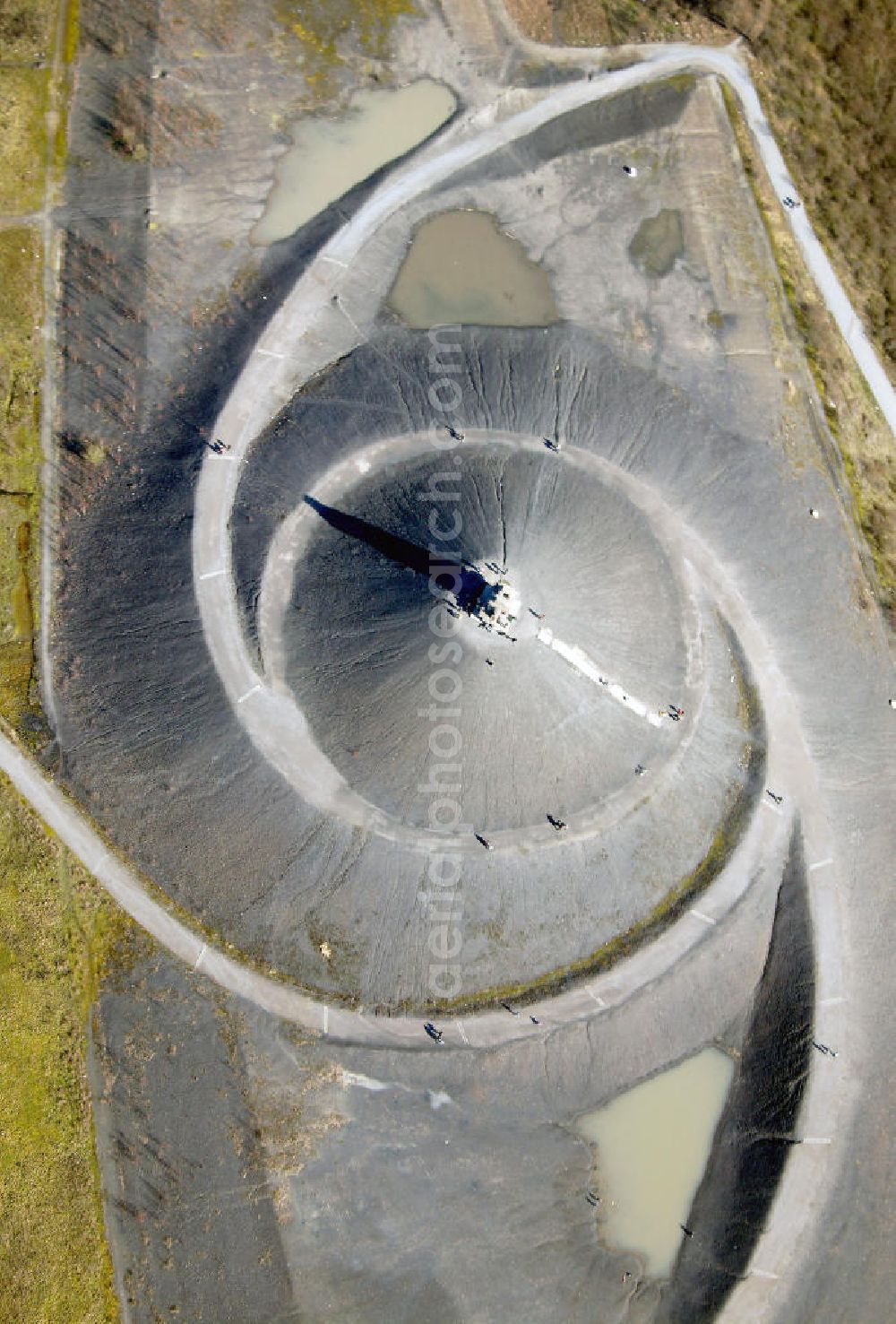 Gelsenkirchen from above - Blick auf die Berghalde Rheinelbe mit der 10 m hohen Himmelsleiter . Das Werk des Künstlers Herman Prigann besteht aus mächtigen Betonblöcken. View of the heap Rheinelbe with the 10 m high Sky Ladder. The work of the artist Herman Prigann is full of large concrete blocks.