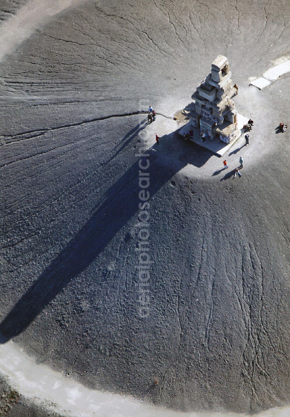 Aerial image Gelsenkirchen - Blick auf die Berghalde Rheinelbe mit der 10 m hohen Himmelsleiter . Das Werk des Künstlers Herman Prigann besteht aus mächtigen Betonblöcken. View of the heap Rheinelbe with the 10 m high Sky Ladder. The work of the artist Herman Prigann is full of large concrete blocks.