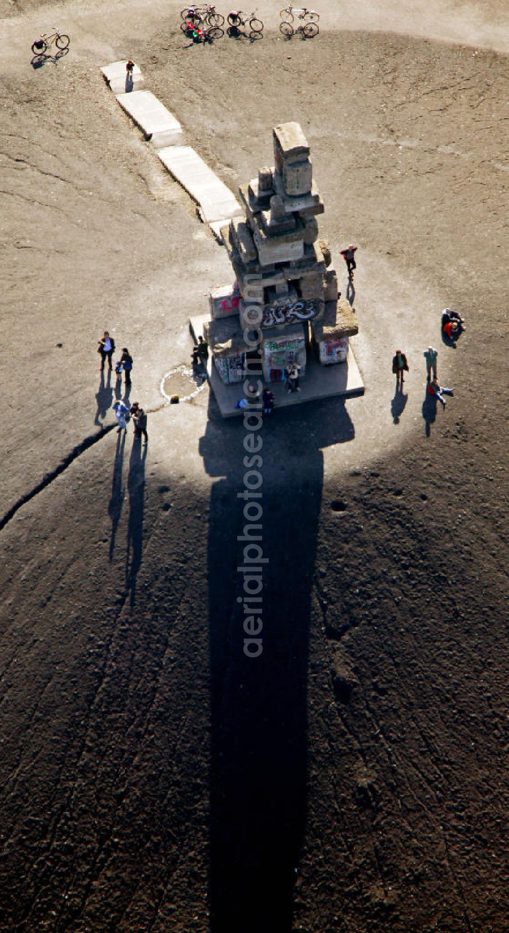 Aerial photograph Gelsenkirchen - Blick auf die Berghalde Rheinelbe mit der 10 m hohen Himmelsleiter . Das Werk des Künstlers Herman Prigann besteht aus mächtigen Betonblöcken. View of the heap Rheinelbe with the 10 m high Sky Ladder. The work of the artist Herman Prigann is full of large concrete blocks.