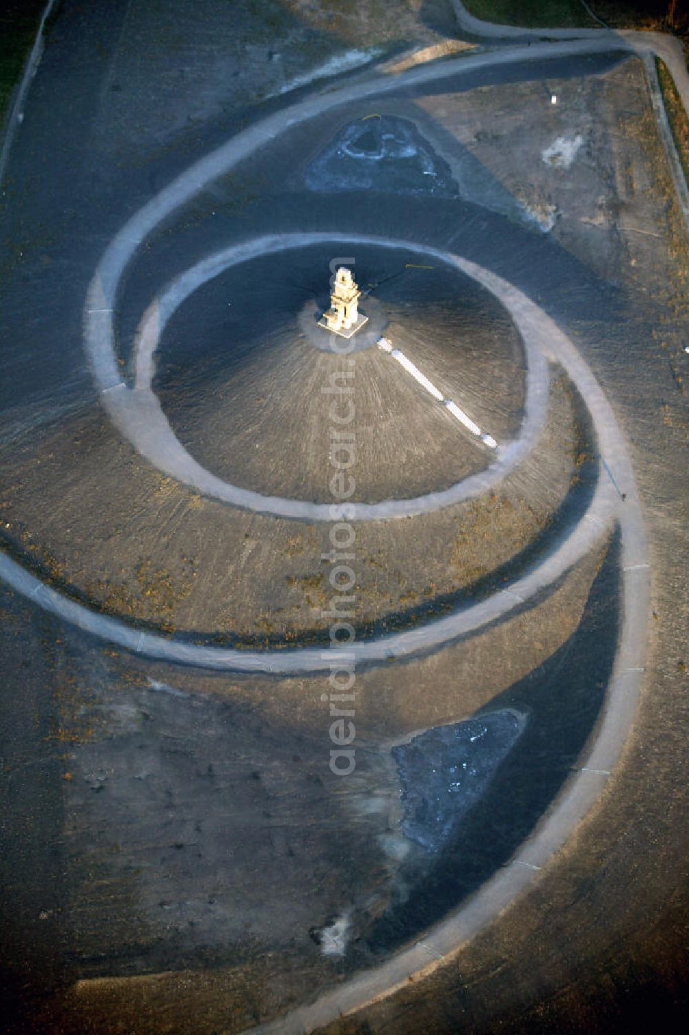 Aerial image Gelsenkirchen - Blick auf die Berghalde Rheinelbe mit der 10 m hohen Himmelsleiter . Das Werk des Künstlers Herman Prigann besteht aus mächtigen Betonblöcken. View of the heap Rheinelbe with the 10 m high Sky Ladder. The work of the artist Herman Prigann is full of large concrete blocks.