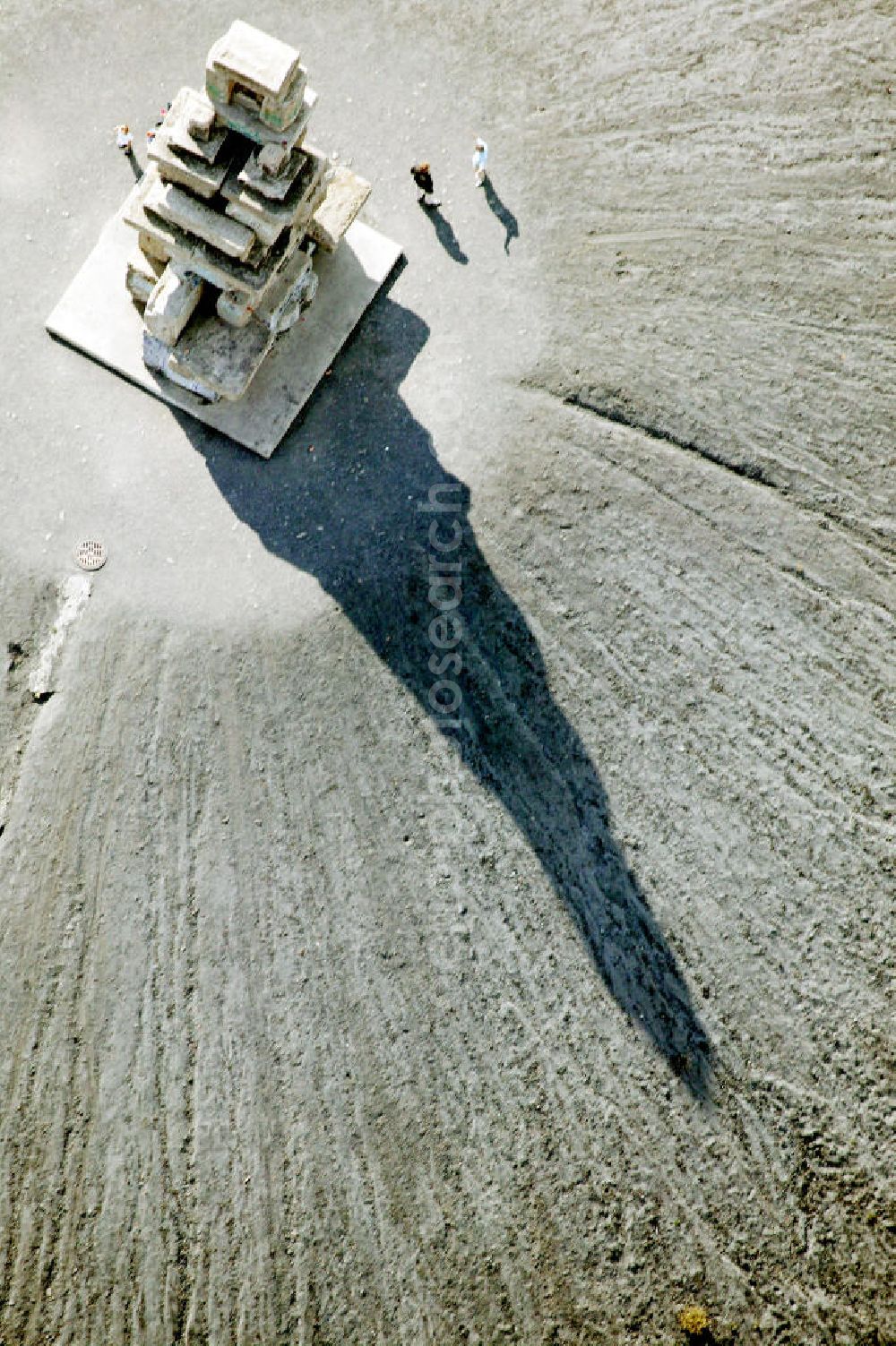 Gelsenkirchen from above - Blick auf die Berghalde Rheinelbe mit der 10 m hohen Himmelsleiter . Das Werk des Künstlers Herman Prigann besteht aus mächtigen Betonblöcken. View of the heap Rheinelbe with the 10 m high Sky Ladder. The work of the artist Herman Prigann is full of large concrete blocks.