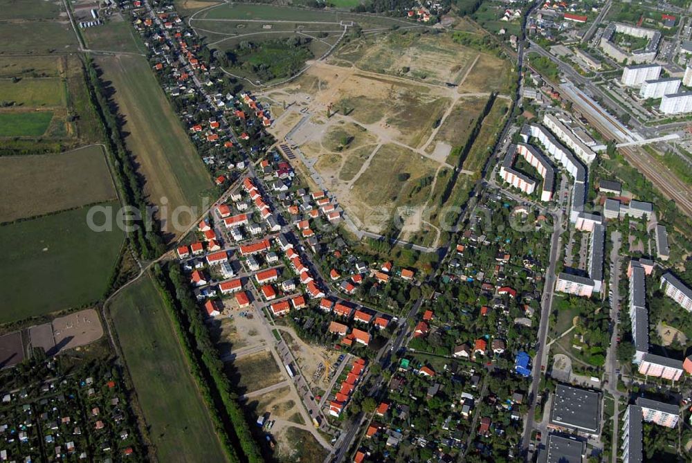 Aerial photograph Ahrensfelde - Die HOWOGE Wohnungsbaugesellschaft baut im Nordosten Berlins, am Gehrensee, eine idyllische Siedlung. Ca. 600 Einfamilienhäuser sollen in den nächsten zehn Jahren beim größten Eigenheimprojekt des Wohnungsunternehmens im Ortsteil Falkenberg des Bezirks Lichtenberg entstehen. Ein Landschaftsschutzgebiet, die Wald- und Seenlandschaft des Barnim, liegt direkt vor der Haustür.