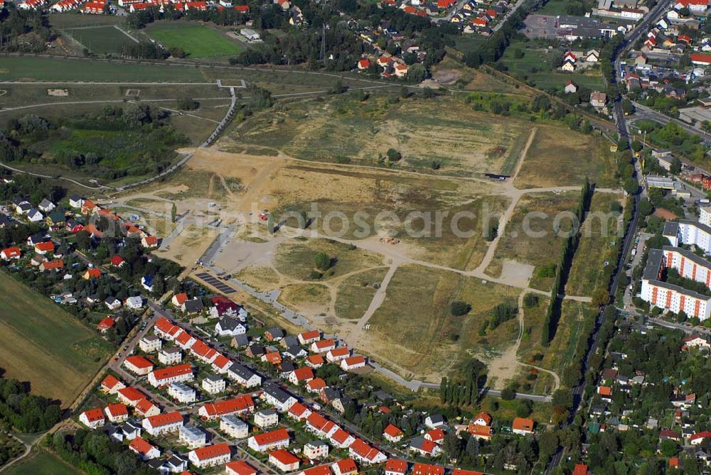 Ahrensfelde from above - Die HOWOGE Wohnungsbaugesellschaft baut im Nordosten Berlins, am Gehrensee, eine idyllische Siedlung. Ca. 600 Einfamilienhäuser sollen in den nächsten zehn Jahren beim größten Eigenheimprojekt des Wohnungsunternehmens im Ortsteil Falkenberg des Bezirks Lichtenberg entstehen. Ein Landschaftsschutzgebiet, die Wald- und Seenlandschaft des Barnim, liegt direkt vor der Haustür.