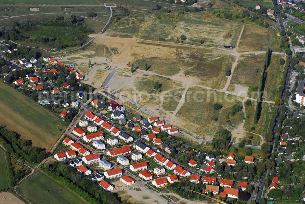 Ahrensfelde from the bird's eye view: Die HOWOGE Wohnungsbaugesellschaft baut im Nordosten Berlins, am Gehrensee, eine idyllische Siedlung. Ca. 600 Einfamilienhäuser sollen in den nächsten zehn Jahren beim größten Eigenheimprojekt des Wohnungsunternehmens im Ortsteil Falkenberg des Bezirks Lichtenberg entstehen. Ein Landschaftsschutzgebiet, die Wald- und Seenlandschaft des Barnim, liegt direkt vor der Haustür.