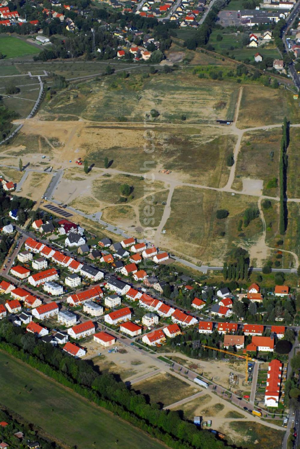 Aerial image Ahrensfelde - Die HOWOGE Wohnungsbaugesellschaft baut im Nordosten Berlins, am Gehrensee, eine idyllische Siedlung. Ca. 600 Einfamilienhäuser sollen in den nächsten zehn Jahren beim größten Eigenheimprojekt des Wohnungsunternehmens im Ortsteil Falkenberg des Bezirks Lichtenberg entstehen. Ein Landschaftsschutzgebiet, die Wald- und Seenlandschaft des Barnim, liegt direkt vor der Haustür.