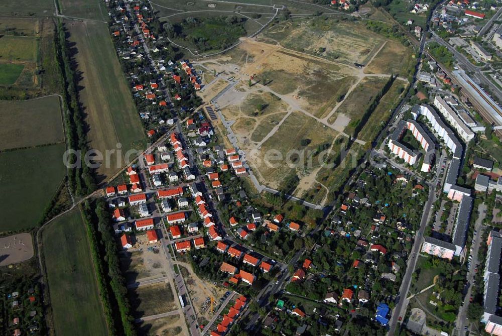 Aerial photograph Ahrensfelde - Die HOWOGE Wohnungsbaugesellschaft baut im Nordosten Berlins, am Gehrensee, eine idyllische Siedlung. Ca. 600 Einfamilienhäuser sollen in den nächsten zehn Jahren beim größten Eigenheimprojekt des Wohnungsunternehmens im Ortsteil Falkenberg des Bezirks Lichtenberg entstehen. Ein Landschaftsschutzgebiet, die Wald- und Seenlandschaft des Barnim, liegt direkt vor der Haustür.