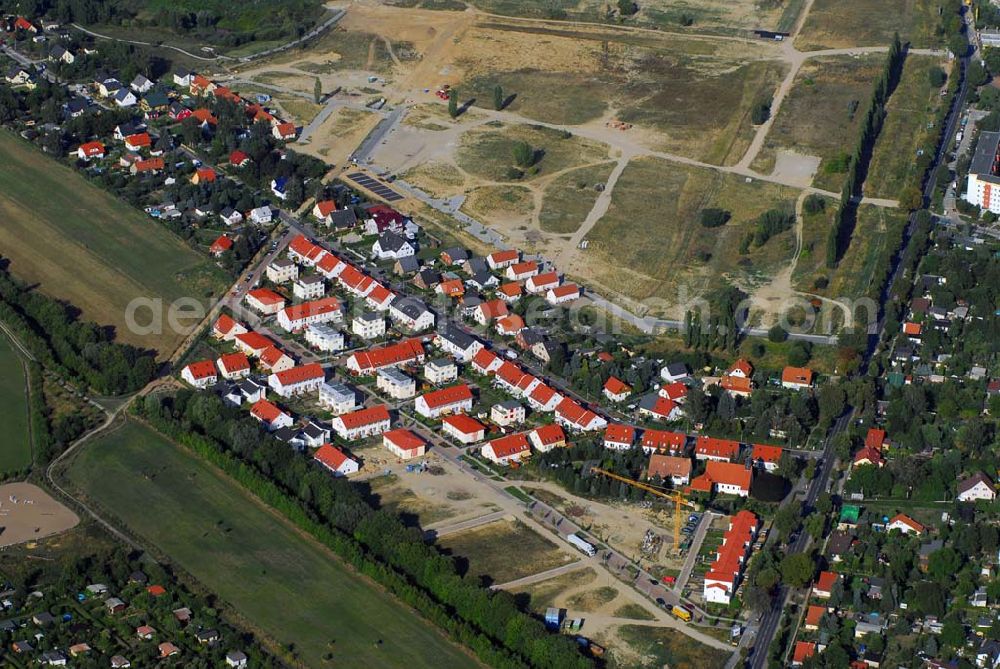 Ahrensfelde from above - Die HOWOGE Wohnungsbaugesellschaft baut im Nordosten Berlins, am Gehrensee, eine idyllische Siedlung. Ca. 600 Einfamilienhäuser sollen in den nächsten zehn Jahren beim größten Eigenheimprojekt des Wohnungsunternehmens im Ortsteil Falkenberg des Bezirks Lichtenberg entstehen. Ein Landschaftsschutzgebiet, die Wald- und Seenlandschaft des Barnim, liegt direkt vor der Haustür.