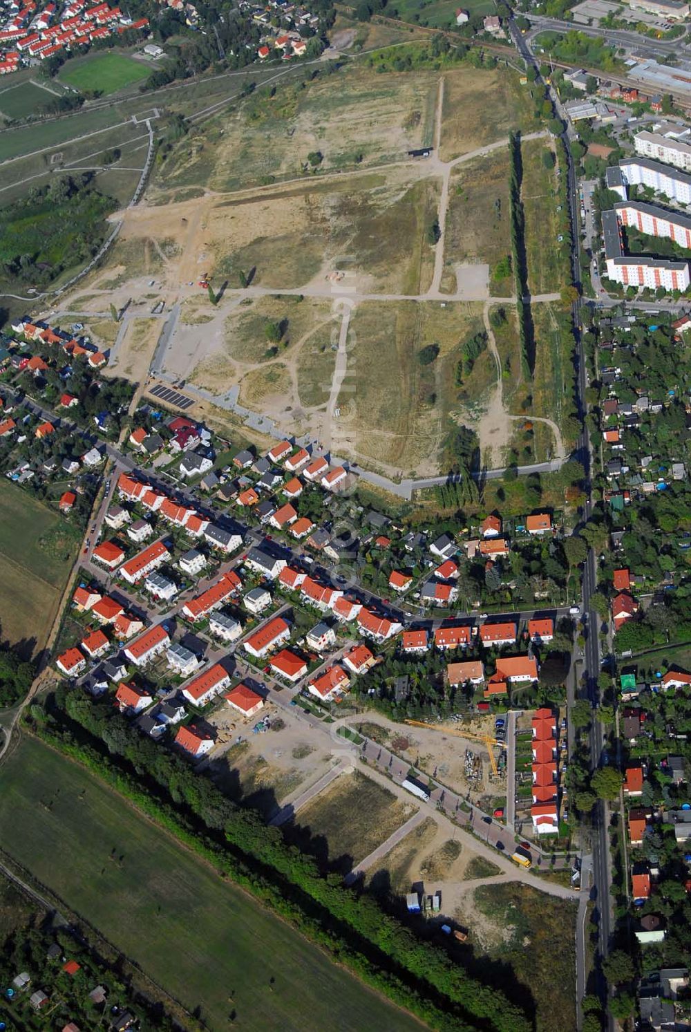 Ahrensfelde from the bird's eye view: Die HOWOGE Wohnungsbaugesellschaft baut im Nordosten Berlins, am Gehrensee, eine idyllische Siedlung. Ca. 600 Einfamilienhäuser sollen in den nächsten zehn Jahren beim größten Eigenheimprojekt des Wohnungsunternehmens im Ortsteil Falkenberg des Bezirks Lichtenberg entstehen. Ein Landschaftsschutzgebiet, die Wald- und Seenlandschaft des Barnim, liegt direkt vor der Haustür.