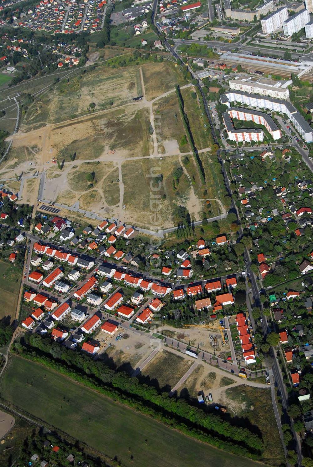 Aerial image Ahrensfelde - Die HOWOGE Wohnungsbaugesellschaft baut im Nordosten Berlins, am Gehrensee, eine idyllische Siedlung. Ca. 600 Einfamilienhäuser sollen in den nächsten zehn Jahren beim größten Eigenheimprojekt des Wohnungsunternehmens im Ortsteil Falkenberg des Bezirks Lichtenberg entstehen. Ein Landschaftsschutzgebiet, die Wald- und Seenlandschaft des Barnim, liegt direkt vor der Haustür.