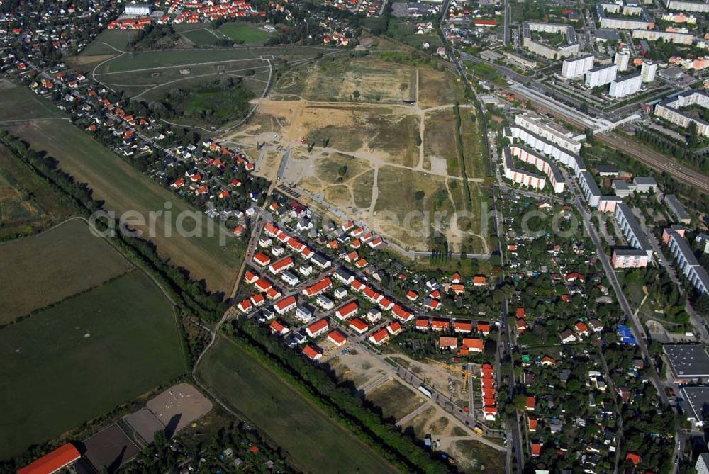 Aerial photograph Ahrensfelde - Die HOWOGE Wohnungsbaugesellschaft baut im Nordosten Berlins, am Gehrensee, eine idyllische Siedlung. Ca. 600 Einfamilienhäuser sollen in den nächsten zehn Jahren beim größten Eigenheimprojekt des Wohnungsunternehmens im Ortsteil Falkenberg des Bezirks Lichtenberg entstehen. Ein Landschaftsschutzgebiet, die Wald- und Seenlandschaft des Barnim, liegt direkt vor der Haustür.