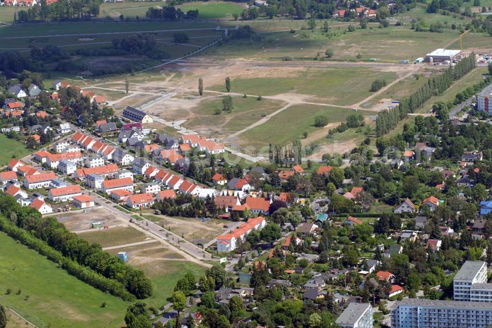 Aerial photograph Ahrensfelde - 16.05.2007 Berlin Ahrensfelde Die HOWOGE Wohnungsbaugesellschaft baut im Nordosten Berlins, am Gehrensee, eine idyllische Siedlung. Ca. 600 Ein- familienhäuser sollen in den nächsten zehn Jahren beim größten Eigenheimprojekt des Wohnungsunternehmens im Ortsteil Falkenberg des Bezirks Lichtenberg entstehen. Ein Landschaftsschutzgebiet, die Wald- und Seenlandschaft des Barnim, liegt direkt vor der Haustür. Gleichzeitig findet sich hier und im benachbarten Kiez all das, was zum städtischen Leben gehört: Kindergarten, Schule, gute Einkaufsmöglichkeiten, Restaurants, Arztpraxen, Tennisplatz, weitere Freizeitangebote... Der S-Bahnhof Ahrensfelde ist gut zu Fuß erreichbar. Von dort gelangt man schnell zu allen wichtigen Punkten Berlins und in 20 Minuten in die City.Speziell für die HOWOGE wurden unterschiedlichste Haustypen vom klassischen Reihenhaus über den Bungalowstil bis zur Kleinvilla entwickelt. Sie sind zwischen 86 und 127 Quadratmeter groß und kosten inklusive Grundstück zwischen 179.900 und 255.000 Euro. In punkto Exklusivität und unverbaubaren Blick ins angrenzende Landschaftsschutzgebiet ist das Haus Gehrensee der absolute Renner. Kaufinteressenten müssen sich allerdings beeilen: In vorderster Reihe und auf je ca. 500 Quadratmeter Grundfläche wird das Haus Gehrensee nur dreimal gebaut. Eines davon ist bereits verkauft.Die HOWOGE gehört zu den großen landeseigenen Wohnungsbaugesellschaften in Berlin. Sie bewirtschaftet insgesamt einen Bestand von rund 48.500 Wohnungen. In den vergangenen 15 Jahren wurden etwa 1.000 Wohnungen und 230 Eigenheime neu errichtet.