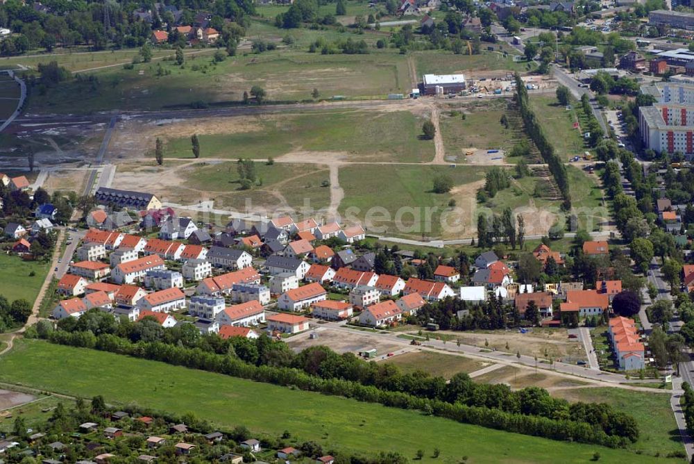 Ahrensfelde from above - 16.05.2007 Berlin Ahrensfelde Die HOWOGE Wohnungsbaugesellschaft baut im Nordosten Berlins, am Gehrensee, eine idyllische Siedlung. Ca. 600 Ein- familienhäuser sollen in den nächsten zehn Jahren beim größten Eigenheimprojekt des Wohnungsunternehmens im Ortsteil Falkenberg des Bezirks Lichtenberg entstehen. Ein Landschaftsschutzgebiet, die Wald- und Seenlandschaft des Barnim, liegt direkt vor der Haustür. Gleichzeitig findet sich hier und im benachbarten Kiez all das, was zum städtischen Leben gehört: Kindergarten, Schule, gute Einkaufsmöglichkeiten, Restaurants, Arztpraxen, Tennisplatz, weitere Freizeitangebote... Der S-Bahnhof Ahrensfelde ist gut zu Fuß erreichbar. Von dort gelangt man schnell zu allen wichtigen Punkten Berlins und in 20 Minuten in die City.Speziell für die HOWOGE wurden unterschiedlichste Haustypen vom klassischen Reihenhaus über den Bungalowstil bis zur Kleinvilla entwickelt. Sie sind zwischen 86 und 127 Quadratmeter groß und kosten inklusive Grundstück zwischen 179.900 und 255.000 Euro. In punkto Exklusivität und unverbaubaren Blick ins angrenzende Landschaftsschutzgebiet ist das Haus Gehrensee der absolute Renner. Kaufinteressenten müssen sich allerdings beeilen: In vorderster Reihe und auf je ca. 500 Quadratmeter Grundfläche wird das Haus Gehrensee nur dreimal gebaut. Eines davon ist bereits verkauft.Die HOWOGE gehört zu den großen landeseigenen Wohnungsbaugesellschaften in Berlin. Sie bewirtschaftet insgesamt einen Bestand von rund 48.500 Wohnungen. In den vergangenen 15 Jahren wurden etwa 1.000 Wohnungen und 230 Eigenheime neu errichtet.