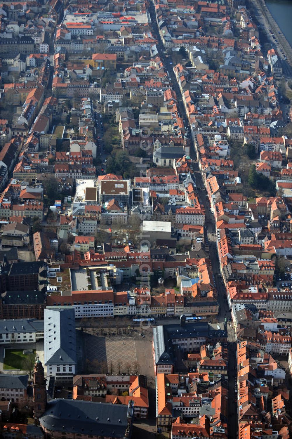 Aerial photograph Heidelberg - Views of the downtown Heidelberg along the main road to the Palatinate Museum, the forecourt and the Rector building of the Karl-Ruprecht University, the Royal Stables and the seminary building of Ancient History and Epigraphy