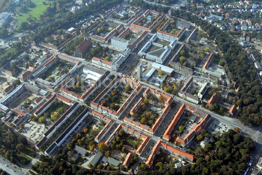 Aerial photograph Neubrandenburg - Blick auf das Stadtzentrum von Neubrandenburg mit dem Marktplatz-Center der ECE GmbH Hamburg. Neben dem Center entsteht unter dem Marktplatz im Auftrag der Stadt eine Tiefgarage. Anschrift des Centers: ECE-CENTERMANAGEMENT, ECE Projektmanagement G.m.b.H. & Co. KG, Center-Management, Marktplatz-Center Neubrandenburg, Krämerstraße 1a, 17033 Neubrandenburg; Telefon: 03 95 / 570 610