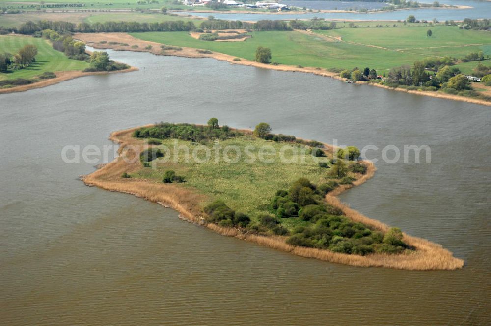 Aerial image Brandenburg - Blick auf die Insel Buhnenwerder im Beetzsee. Der See gehört zu den Brandenburger Havelseen und liegt im Naturschutzgebiet Buhnenwerder-Wusterau. Die unbewohnte Insel hat eine Fläche von 32 ha und ist durch das Abtauen der Gletscher nach einer Eiszeit entstanden.