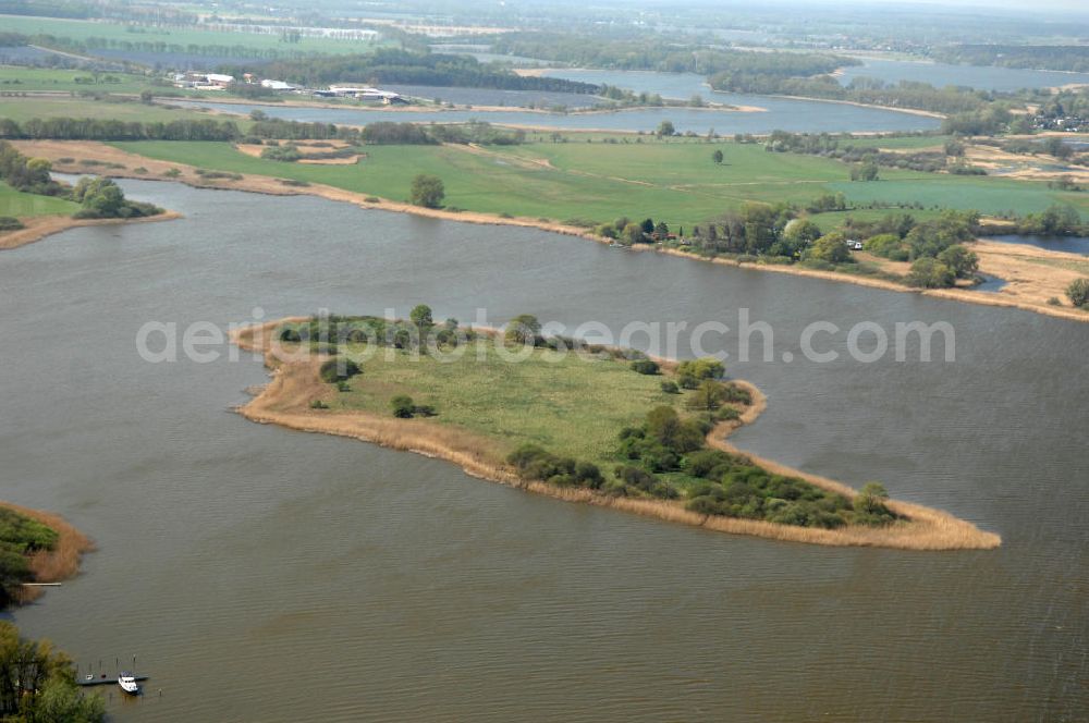 Aerial photograph Brandenburg - Blick auf die Insel Buhnenwerder im Beetzsee. Der See gehört zu den Brandenburger Havelseen und liegt im Naturschutzgebiet Buhnenwerder-Wusterau. Die unbewohnte Insel hat eine Fläche von 32 ha und ist durch das Abtauen der Gletscher nach einer Eiszeit entstanden.