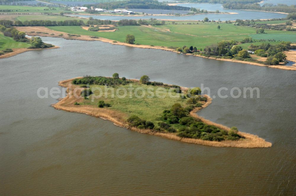 Brandenburg from above - Blick auf die Insel Buhnenwerder im Beetzsee. Der See gehört zu den Brandenburger Havelseen und liegt im Naturschutzgebiet Buhnenwerder-Wusterau. Die unbewohnte Insel hat eine Fläche von 32 ha und ist durch das Abtauen der Gletscher nach einer Eiszeit entstanden.