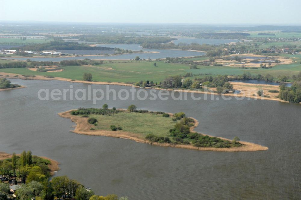 Brandenburg from the bird's eye view: Blick auf die Insel Buhnenwerder im Beetzsee. Der See gehört zu den Brandenburger Havelseen und liegt im Naturschutzgebiet Buhnenwerder-Wusterau. Die unbewohnte Insel hat eine Fläche von 32 ha und ist durch das Abtauen der Gletscher nach einer Eiszeit entstanden.